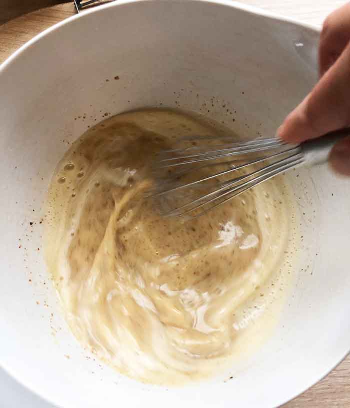 Le mélange fouetté pour la recette du clafoutis aux cerises