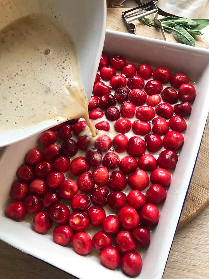 Verser le mélange sur les cerises pour le clafoutis aux cerises