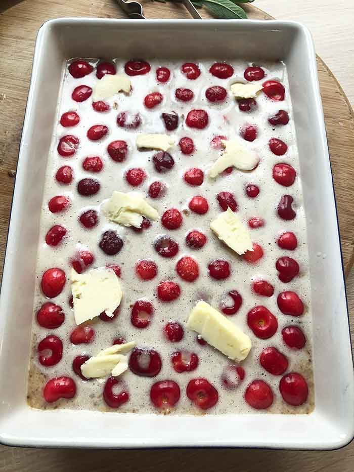 Noisettes de beurre sur le clafoutis aux cerises