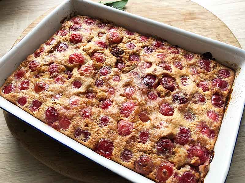 Un clafoutis aux cerises à servir froid ou tiède